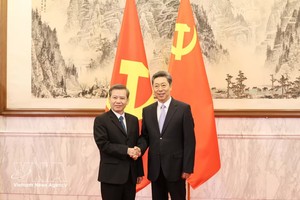 党中央政治局委员、党中央书记处书记、中央内政部部长、中央反腐败反浪费反消极指导委员会常务副主任黎明智与中共中央政治局委员、中央书记处书记、中央政法委书记陈文清。图自越通社。