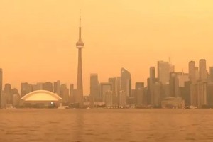 森林野火产生的浓烟笼罩多伦多市，天空被染成橙色。图：Al Jazeera