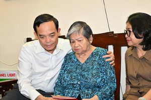 市委书记陈留光慰问越南英雄母亲阮氏贝。越勇摄。