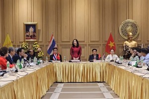 越南外交部副部长黎氏秋姮在泰国东北部乌隆他尼府与当地越南人社群交流。图自越通社。