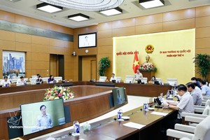 国会副主席阮克定发表讲话。图自越通社。