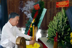 党中央总书记、国家主席苏林在烈士纪念碑上香。图自越通社。