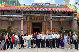 中国海南省侨联文化交流访问团与胡志明市海南琼府会馆理事会成员及海南业余琼剧组合影。