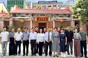 胡志明市越中友协代表与中国海南省侨联文化交流访问团合照留念。 图：趣儿