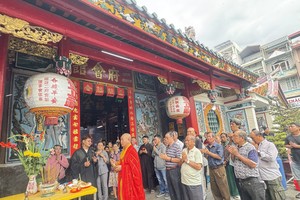 二府会馆盂兰普渡胜会法事由龙华寺住持释慧功和尚主持。