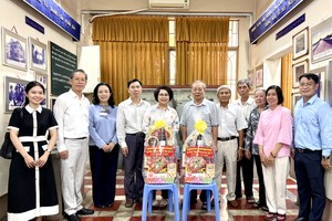 市越中友协代表团与市华人抗战传统俱乐部成员合影留念。VD摄
