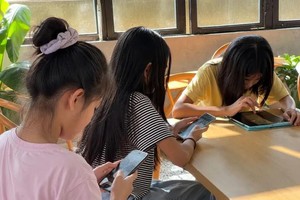 儿童过早和过度接触手机，将降低学习和沟通能力。AI示意图。