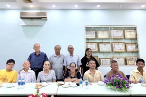 海南会馆理事会代表与海南乡亲烈士家属合影留念。VD摄