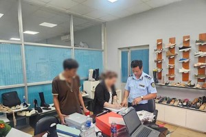有关部门与涉案企业代表进行工作。图: DMS