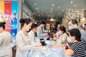 客户在胡志明市PNJ公司办理业务。（图：绒阮） 