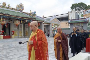 草堂禅寺住持释了明法师率僧众绕境洒净。