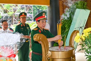  潘文江大将在黎氏莲公园上香缅怀英雄烈士
