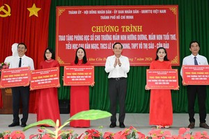市委书记陈留光向昆仑岛特区各校赠送数字教室。（越勇摄）