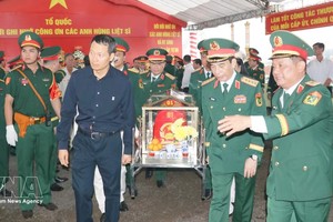党中央政治局委员、政府副总理、国防部长潘文江大将出席活动。图自越通社