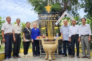 市华人抗战传统俱乐部与海南琼府会馆代表团在平阳苡安琼裔烈士纪念碑前合影留念。