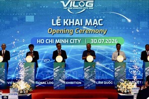 与会代表共同为VILOG 2026主持开幕仪式。
