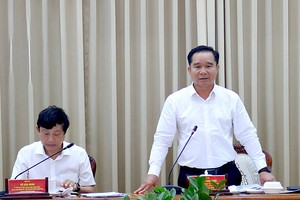 市人委会主席阮文得在会议上发表指导讲话。