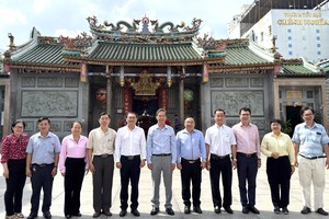 市民族与宗教厅领导团与义安会馆理事会代表合影。VD摄