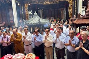 义安会馆理事会与各界嘉宾及善信虔诚祈福。