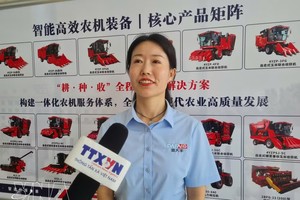 山东金大丰机械有限公司代表接受越通社记者采访。