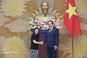 越南国会主席陈青敏会见美国驻越南大使詹妮弗·威克斯 图自越通社