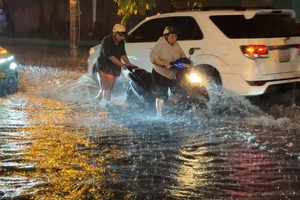 6月11日，一场大雨过后，胡志明市平治东方马炉街路段严重受淹。图：廷余。