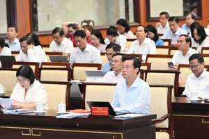 市委常务副书记黎国峰、市委副书记文氏白雪与各位代表出席会议。越勇摄