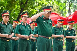 黎春世中将与代表团肃立默哀，缅怀已故党中央总书记陈富和各位英雄烈士。图：孟胜