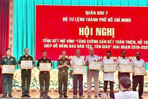 5名少数民族模范（右一至右五）获市司令部颁发奖状，以表彰其在“加强团结友爱、辅助民族与宗教同胞”模式中积极贡献。
