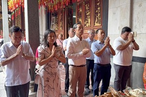 义安会馆理事会成员、灯主代表及乡亲虔诚参拜，祈求福德正神庇佑。VD摄