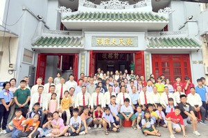 张氏宗祠理事会成员、宗亲、优秀生及家长合影。