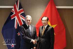 党中央政治局委员、外交部长黎怀忠在奥克兰市与新西兰外交部长温斯顿·彼得斯。图自越通社