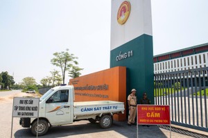 8月13日下午，在宣光省高中专校考点1号门前，职能力量设置检查点，确保补考安全进行。图：春德