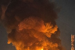 浓烟烈火从火灾现场冲天而起。图：HT