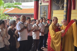 释慧功和尚主持开坛，善信虔诚礼拜祈福。