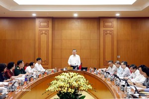 党中央总书记、国家主席苏林与中央组织部就关于第28号《决议》实施5年情况进行初步总结的提案进行讨论。图自越通社