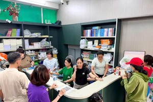 8月20日上午，家长在越南教育出版社驻胡志明市办事处（左关坊）购买教科书。图：黄雄