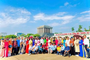 少数民族模范代表团瞻仰胡志明主席陵。图自越南民族与山区画报