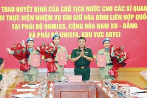 国防部向执行联合国维和任务的三名军官颁发国家主席决定。图自越通社