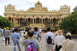 游客参观永长寺。图自越通社