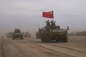 中国军队参加在俄罗斯奥伦堡州举行的一场军事演习。图：新华社
