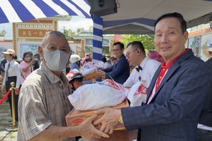 郑氏宗祠理事长郑学才向地方贫困者赠送济贫礼物。