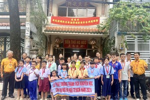 胡志明市吴氏宗祠理监事会成员与获奖学生合影留念。LC摄