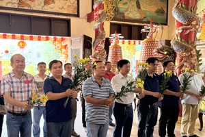 茶园护国观音庙理监事会成员及胜醮会职守向神明献花祈福。