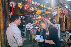 联合国教科文组织专家听取当地民众关于暴雨洪水对住房造成的损失以及与会安古镇遗产相关的商业活动影响等意见。图自互联网