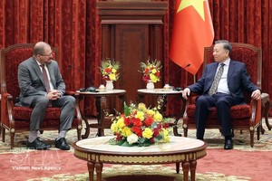 越南中央总书记、国家主席苏林会见正在访问越南的美国高通公司总裁兼首席执行官克里斯蒂亚诺·阿蒙。图自越通社