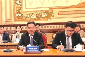 市人委会常务副主席阮禄河在会见时发言。明珠摄