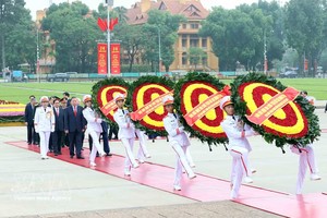 党中央委员会、国家主席、国会、政府代表团前往胡志明主席陵敬献花圈并入陵瞻仰胡志明主席遗容。图自越通社