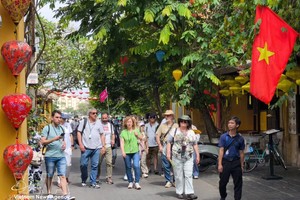 国际游客参观会安古镇。图自越通社