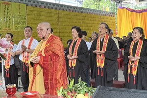 草堂禅寺住持释了明法师带领义安会馆理事会成员及善信举行法事。